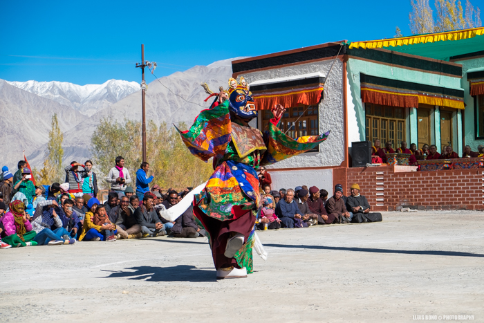 Monjo ballant amb la màscara tradicional, Ladakh