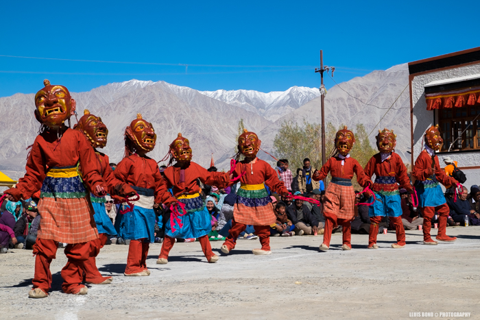 Monjos amb les màscares tradicionals, Ladakh