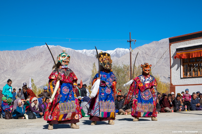 Monjos amb les màscares i espases, Ladakh