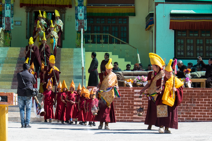 Monjos sortint del monestir Diskit