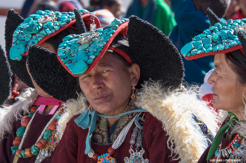 Dona amb el barret típic de cerimònies a Ladakh