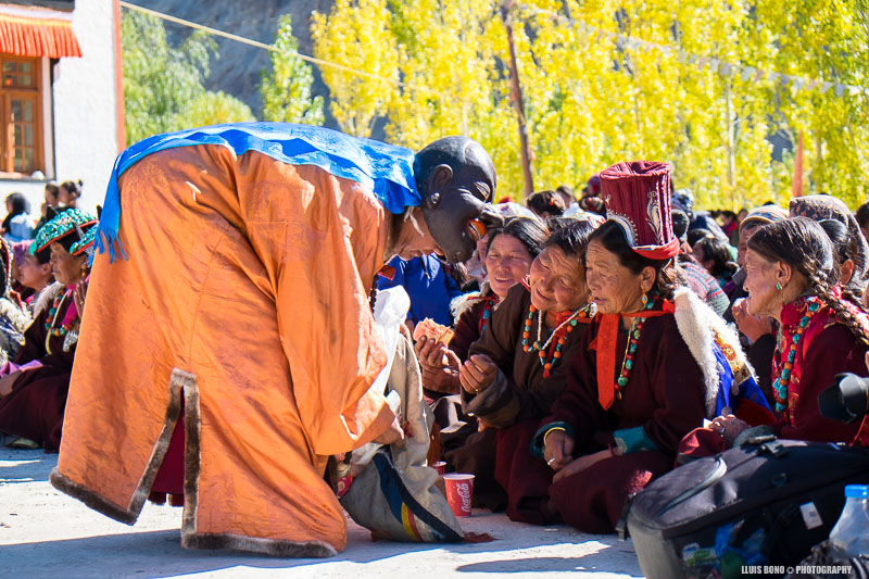 Monjo amb disfressa i dones amb vestit tradicional a Ladakh