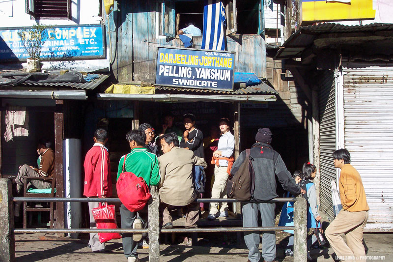 Núria comprant els tickets pel jeep compartit de Darjeeling a Pelling