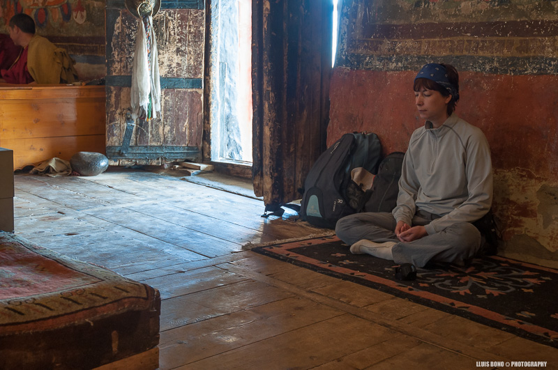 Núria meditant al monestir de Thiksey